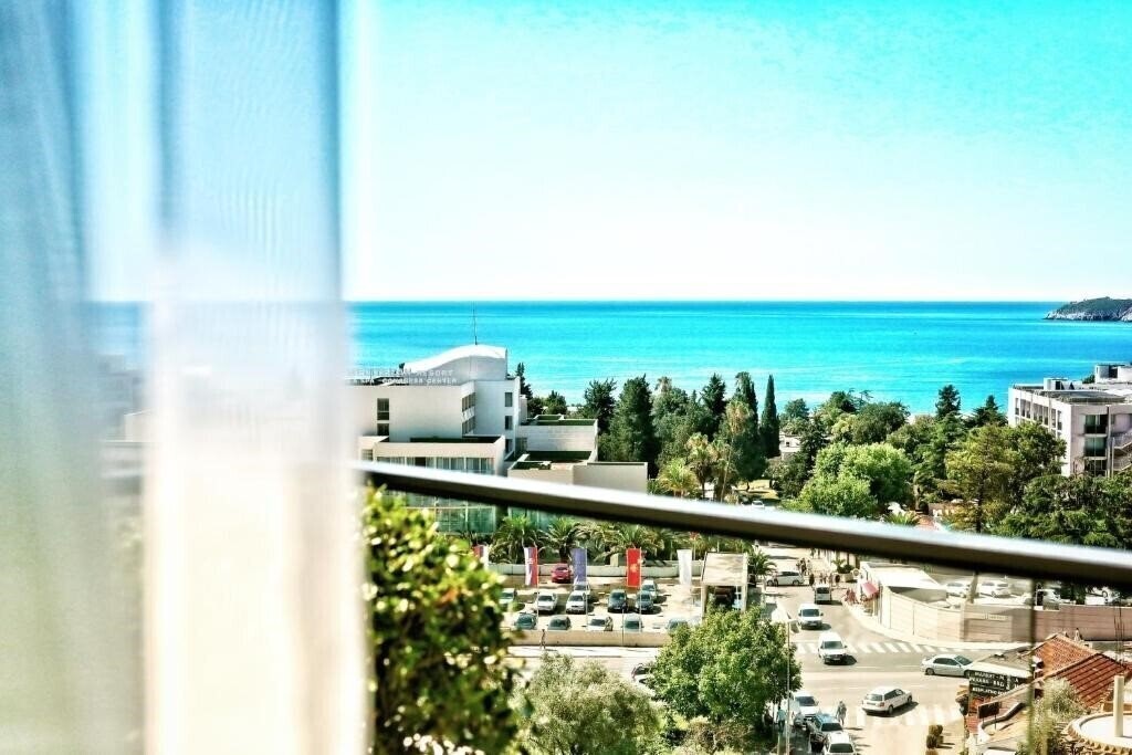 Отель Kalos Hotel 4*
