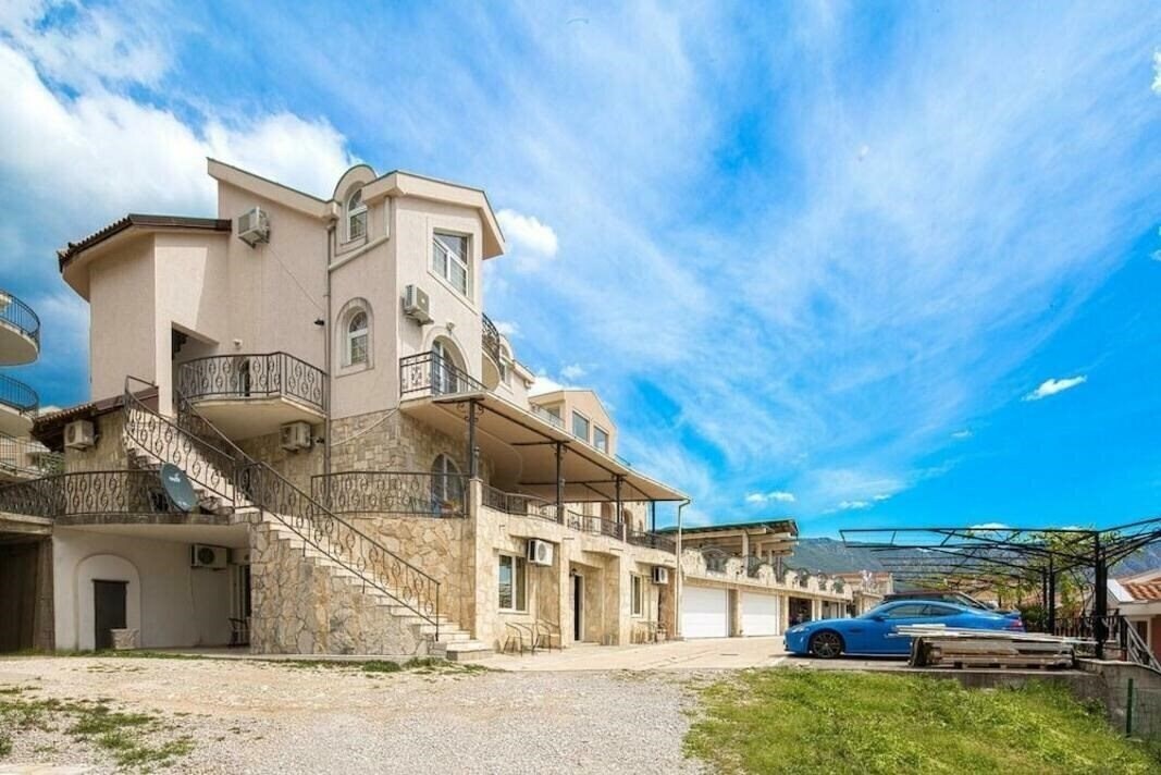 Отель Adriatic Hill Apartments 4*