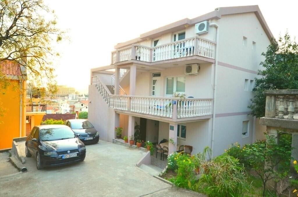 Отель Apartments Cenic 3*