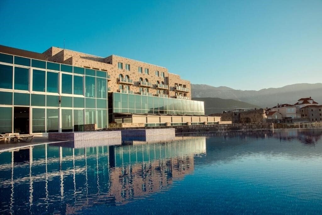 Отель Grand Avala 4*