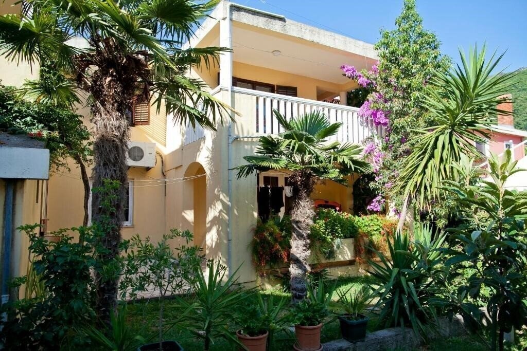 Отель Angela Apartments 3*