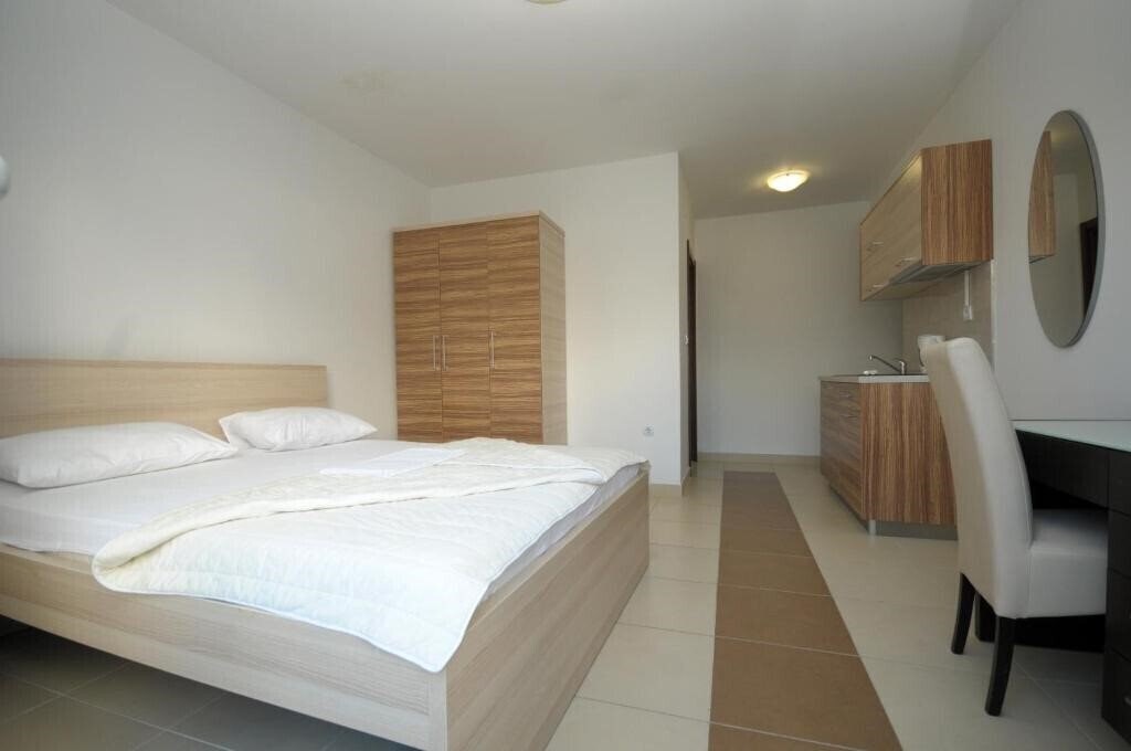 Отель Apartments Anitа 3*