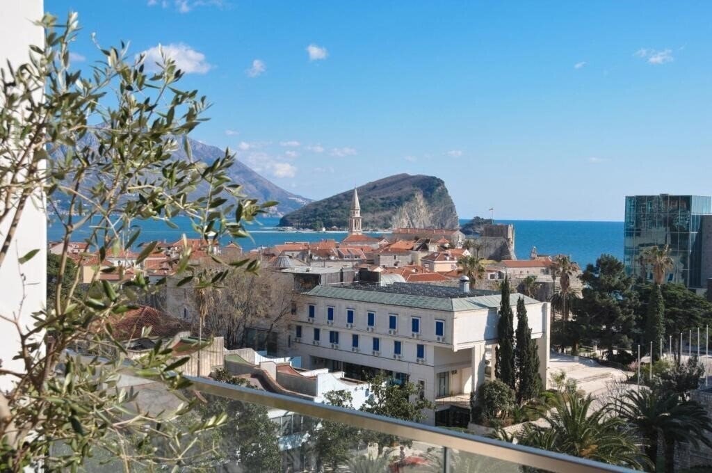 Отель Leona Residences Apartment 4*