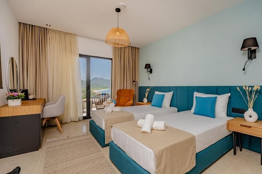 Отель Aquilo 4*