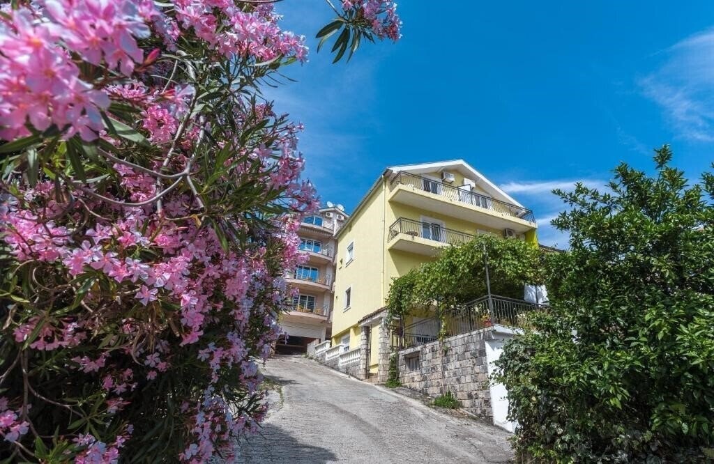 Отель Adriana Apartments 3*