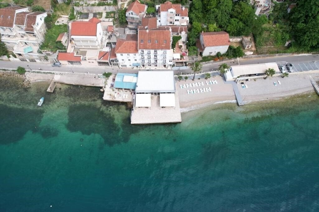 Отель Azzurro Kotor 3*