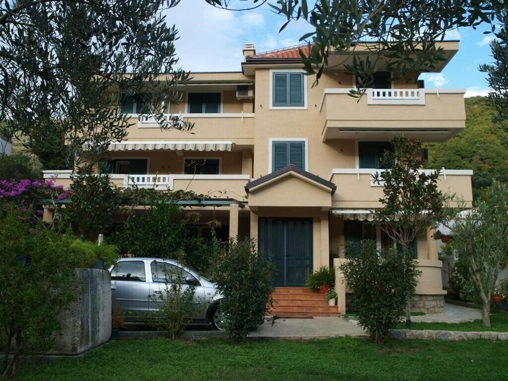 Отель Lanista Apartments 3*