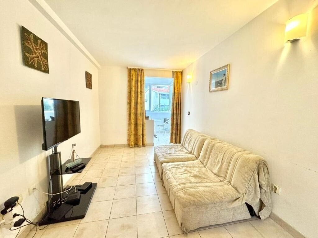 Отель The Four Fish Apartments 3*