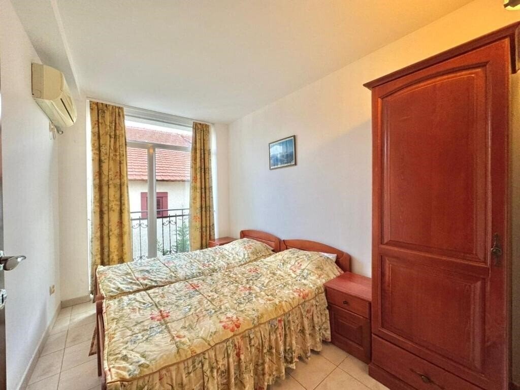 Фото The Four Fish Apartments 3*