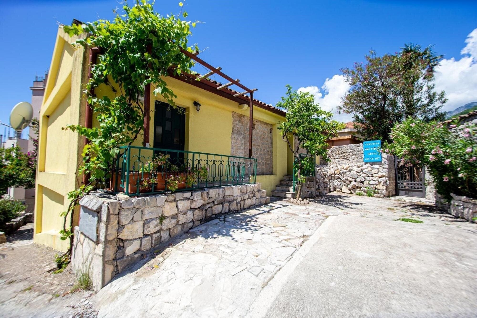 Отель Kole Apartments 3*