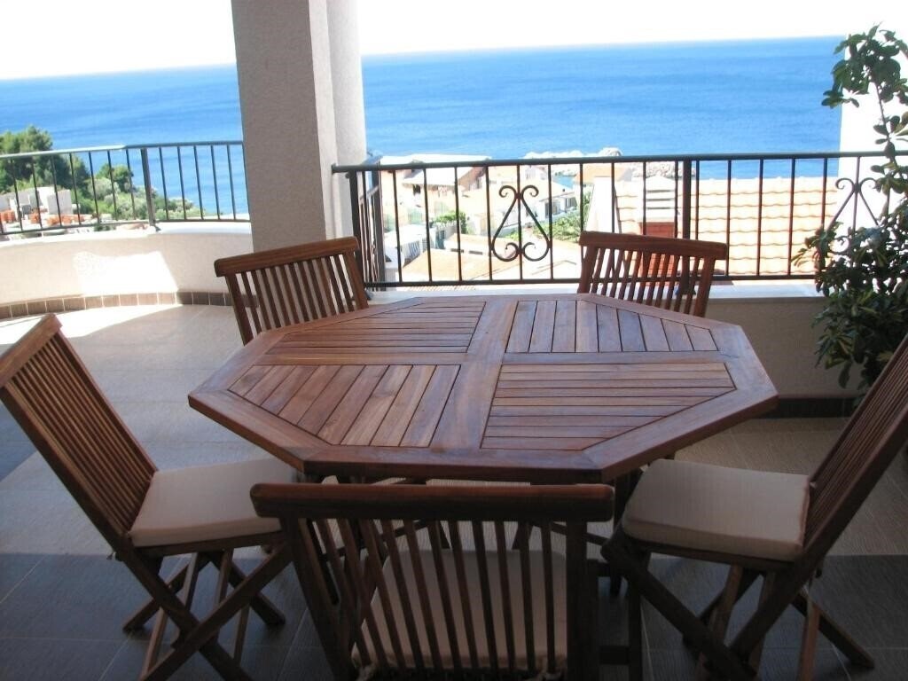 Отель Leut Apartments Villa 3*