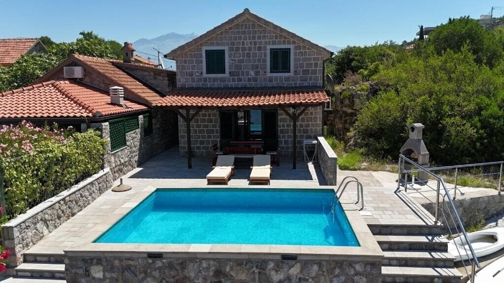 Отель Kovinic Apartments 4*