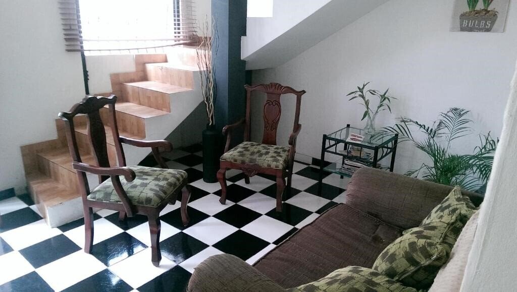 Отель Aarony House + 2*