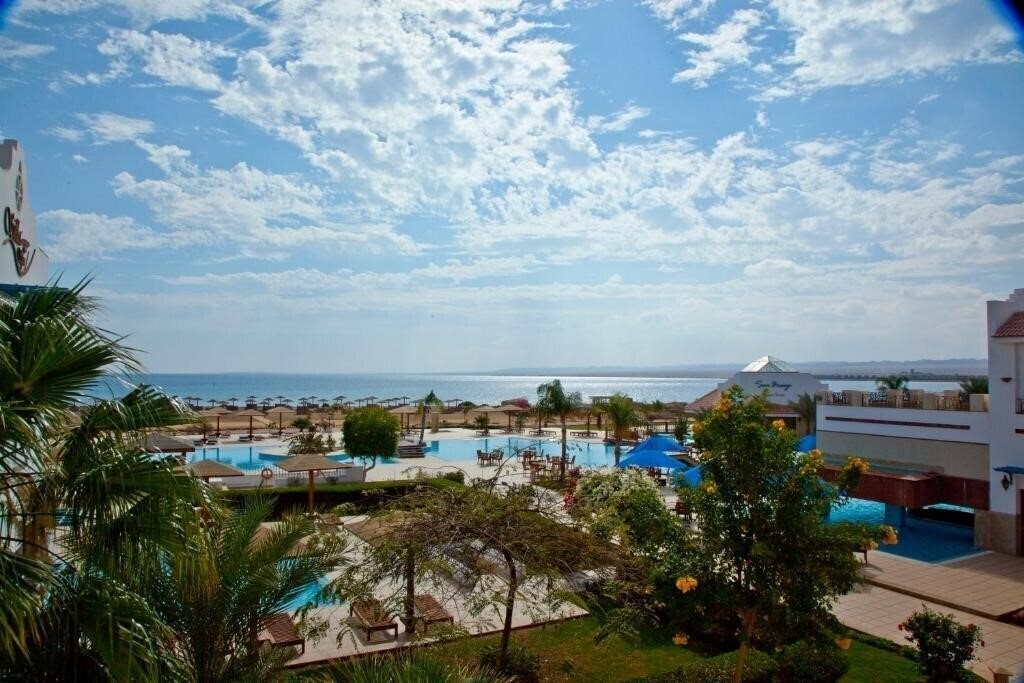 Отель Lahami Bay Beach Resort & Gardens 4*