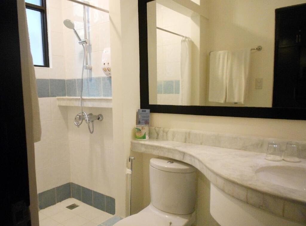 Фотография One Crescent Place Hotel 4*