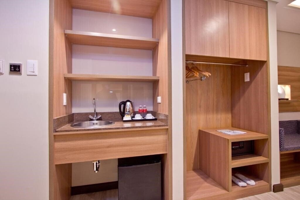 Фотография Crown Regency Makati Hotel 2*