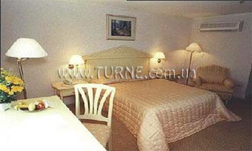 Фото Oxford Suites 3*