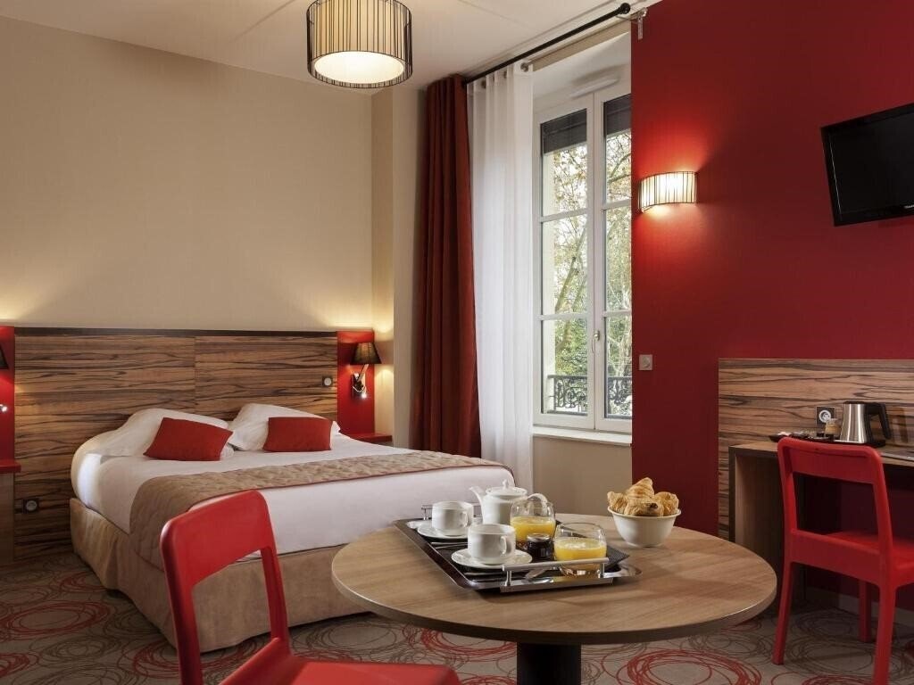 Отель Quality Suites Lyon Confluence 3*