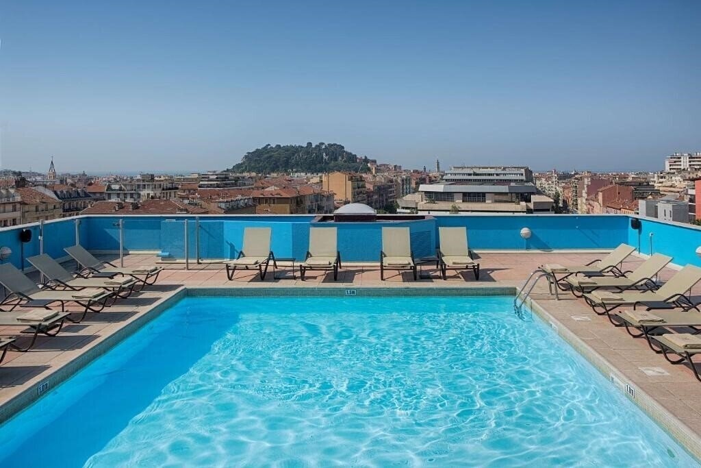 Отель NH Hotel 4*