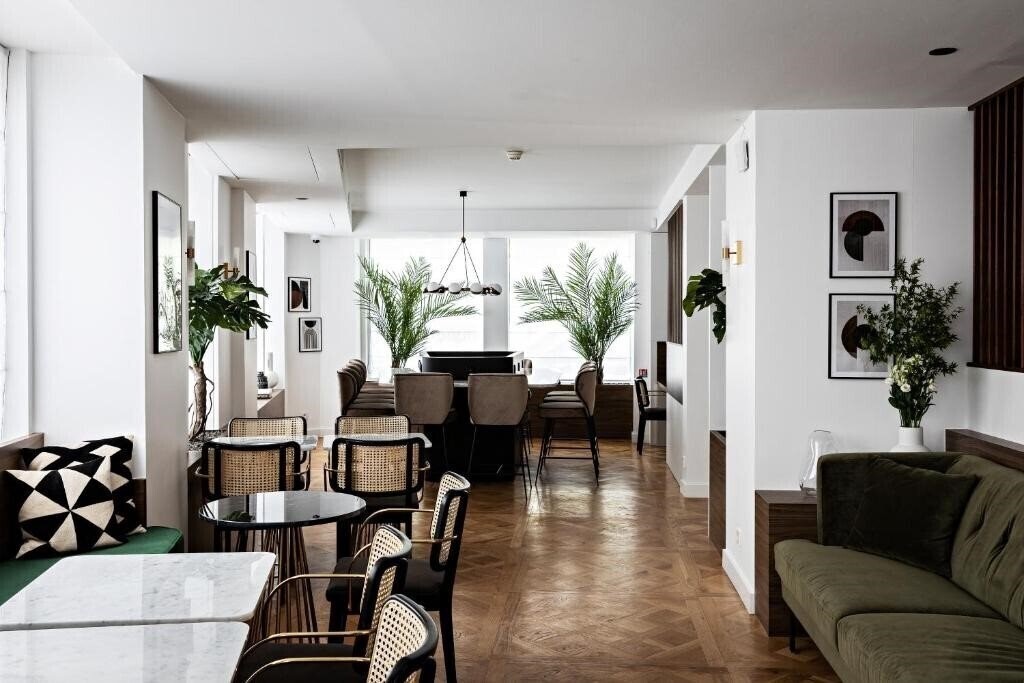 Отель Holiday Inn Paris Elysees 4*