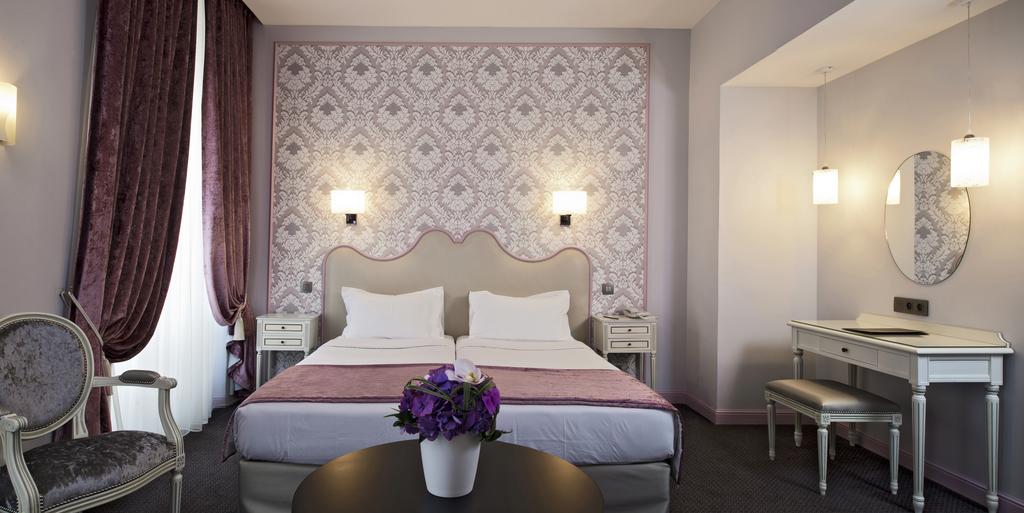 Отель St Petersbourg. 3*