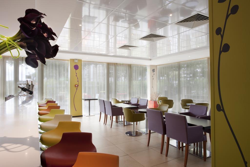 Картинка Holiday Inn Express Paris Canal De La Villette 3*