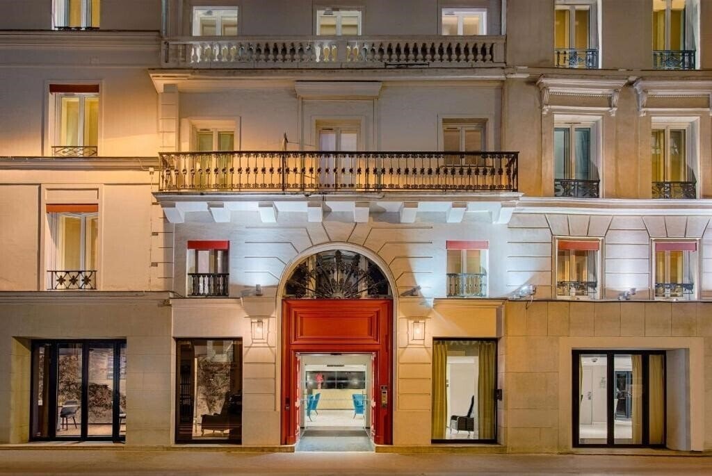 Отель NH Paris Champs-Elysées (ex. Beauchamps) 4*