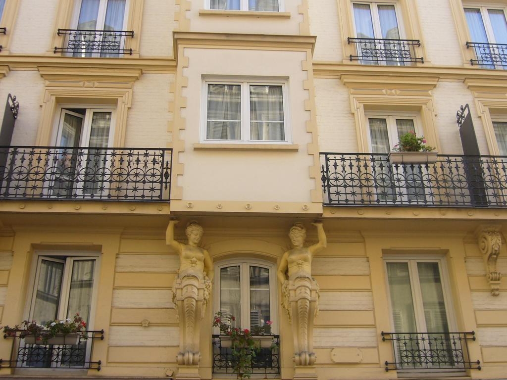 Отель De Nemours 2*