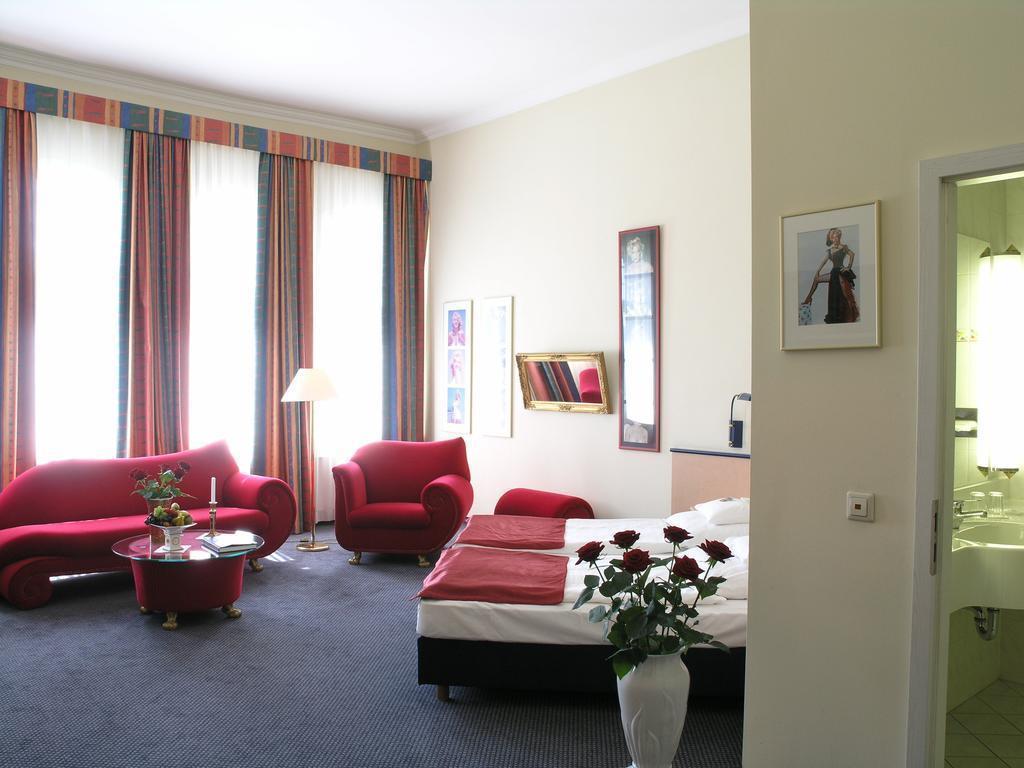 Отель California Am Kurfuerstendamm 4*