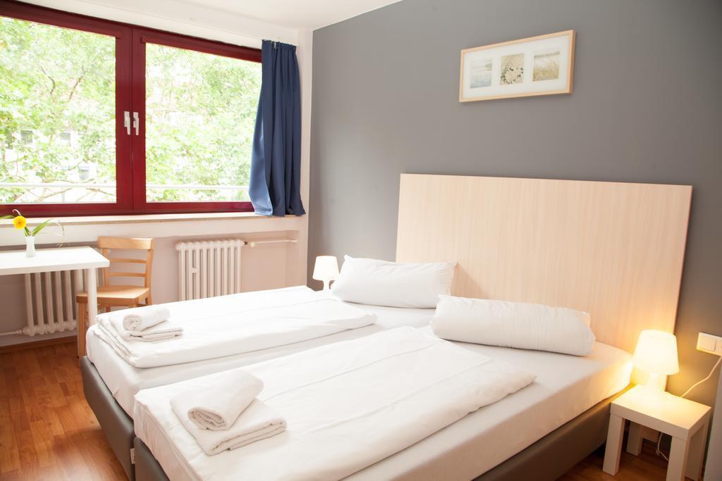 Отель A&O Dusseldorf Hauptbahnhof 2*