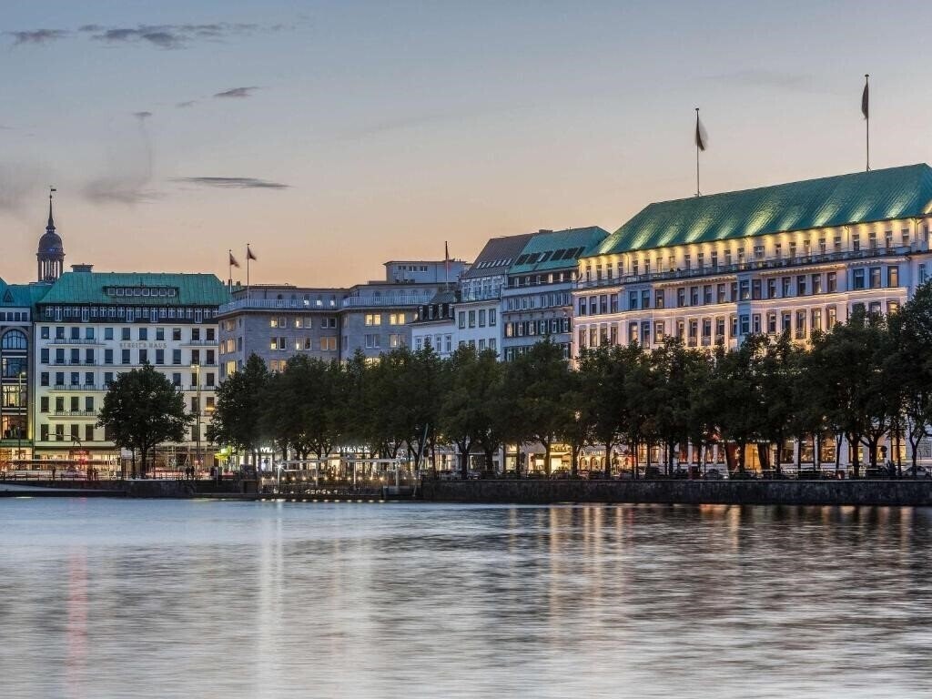 Отель Fairmont Vier Jahreszeiten 5*