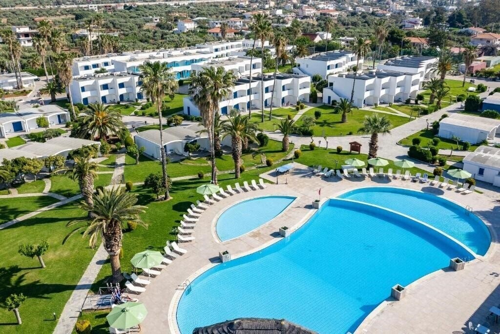 Отель Comer Kinetta Beach 4*