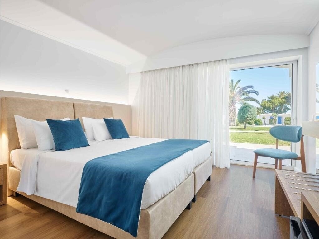 Фото Comer Kinetta Beach 4*