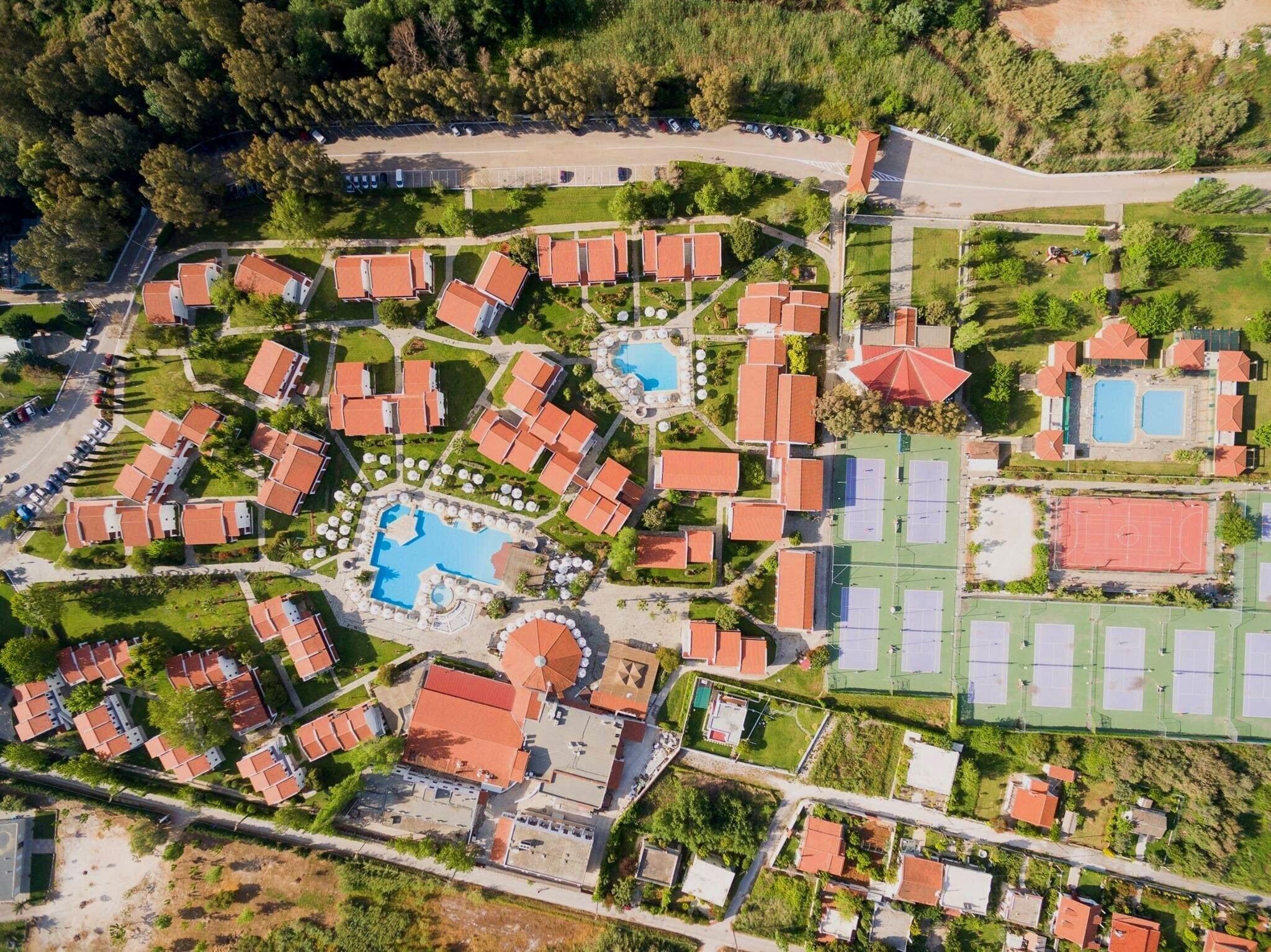 Отель Golden Coast Hotel & Bungalows 4*