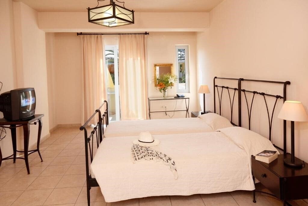 Фото Lambrinos Suites 3*