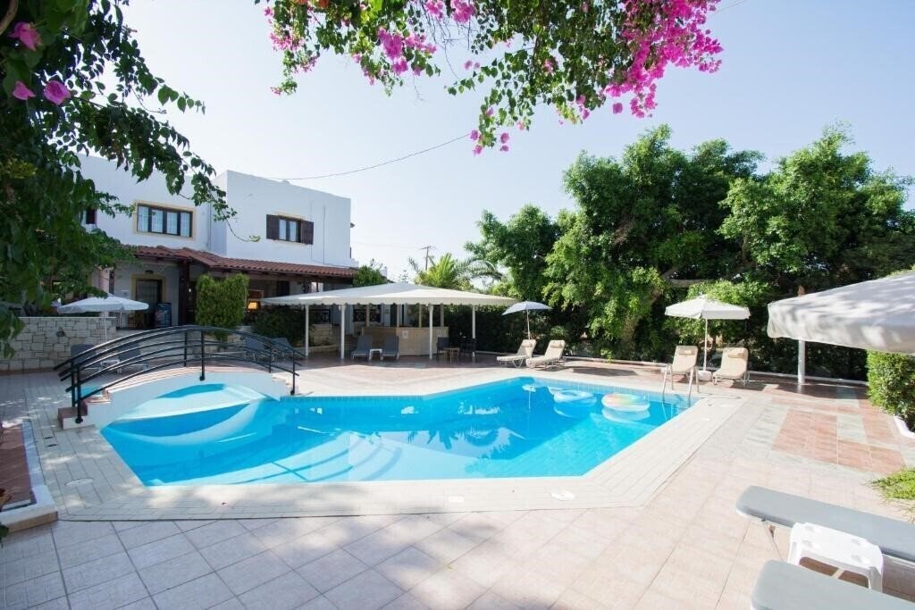 Отель Rena Apartments 3*
