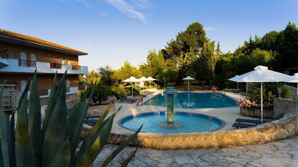 Отель Paradise Hotel Kriopigi 3*