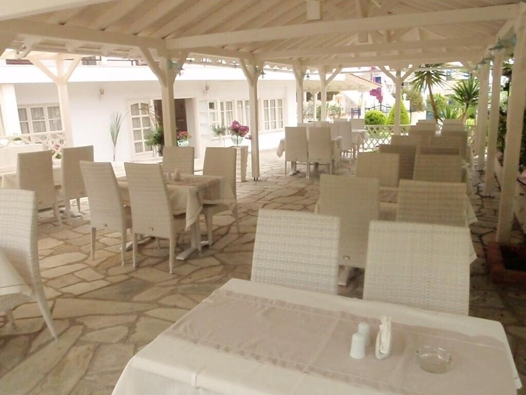 Отель Leonidas Apartments 3*