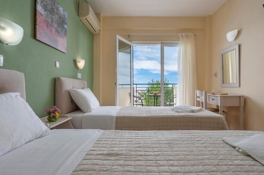 Фото Julia Hotel 3*