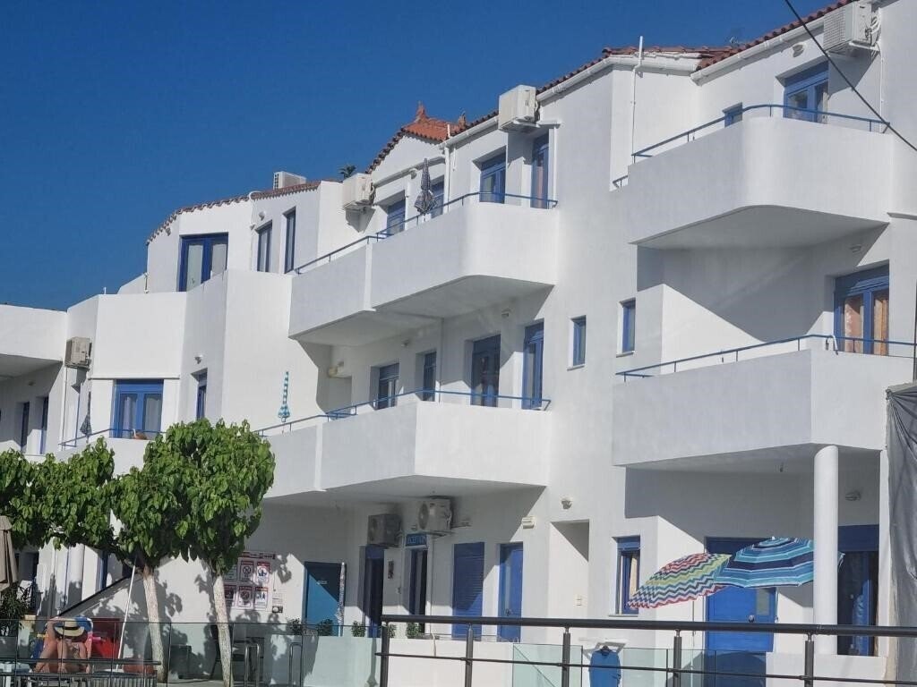 Отель Leonidas Studios & Apartments 3*