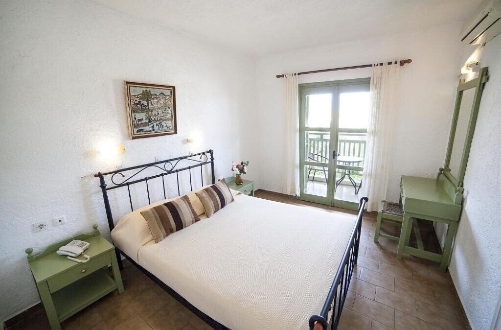Фото Elpida Hotel & Apartments 3*