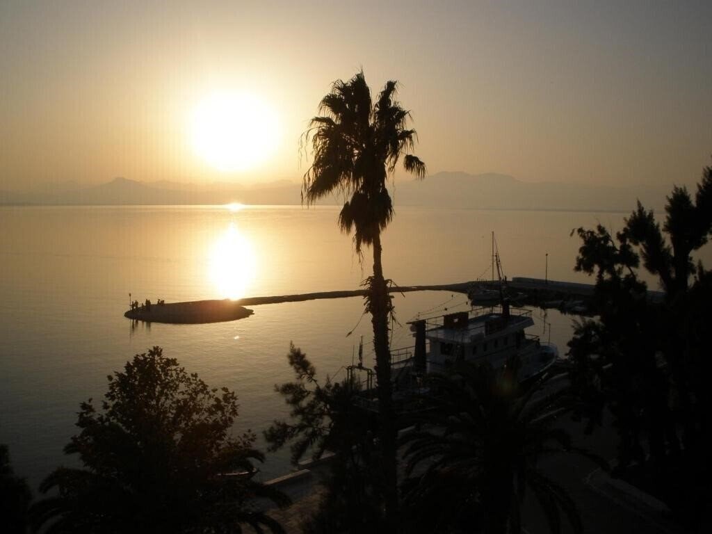 Отель Akti Hotel Loutraki 2*