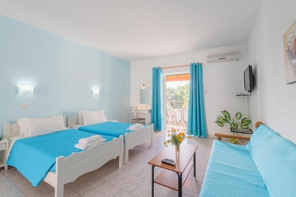 Фото Crystal Blue Apts 3*