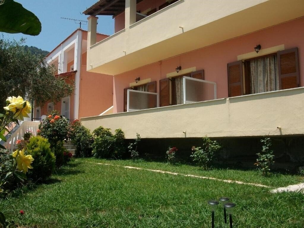 Отель Roza's Home and Studios 1*