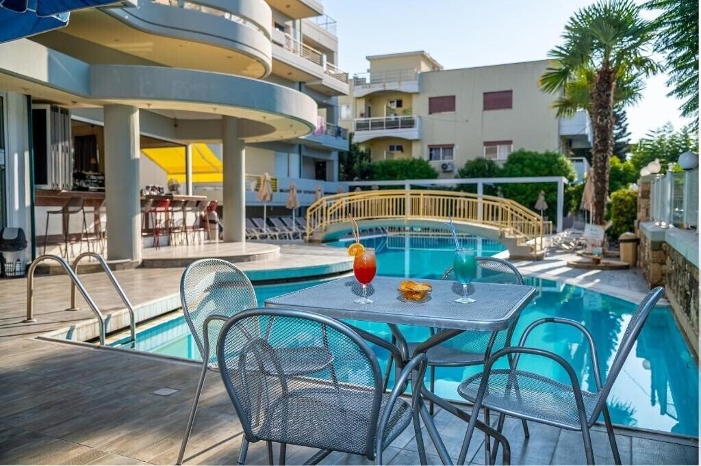 Отель Angela Apartments 2*