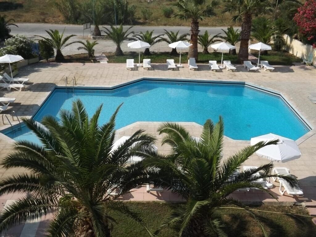 Отель Leonidas Hotel & Studios 2*