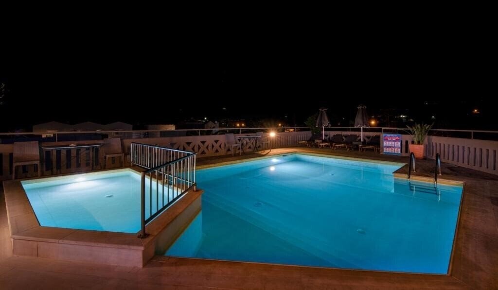 Фото Labyrinth Hotel 2*