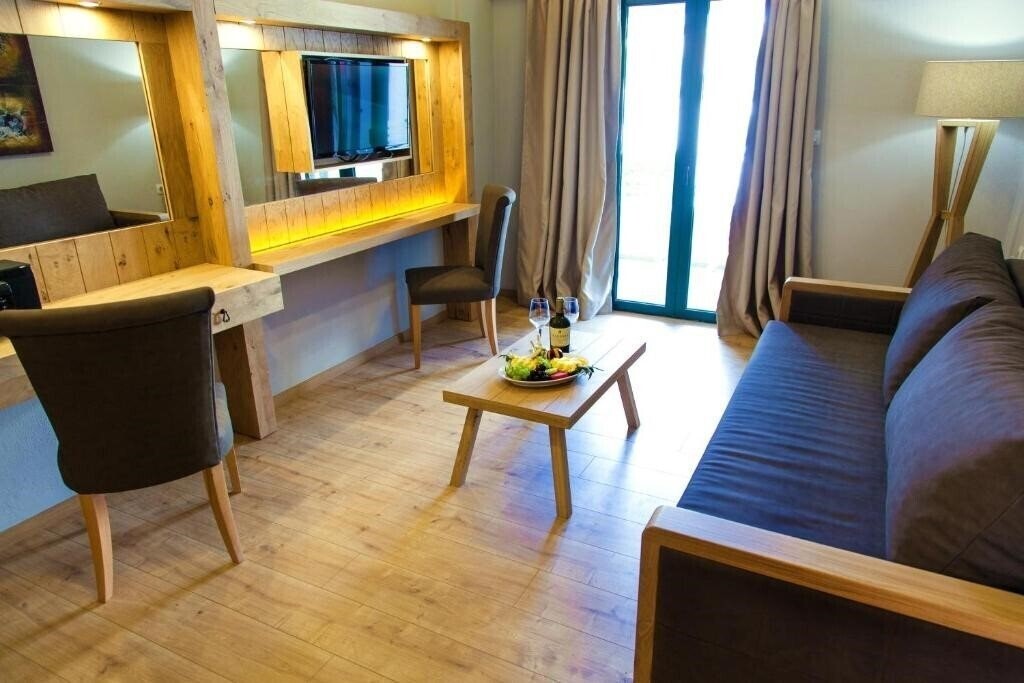 Картинка Elmi Suites 4*