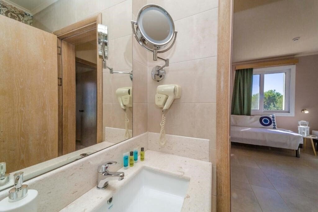 Фото Amaryllis Front Beach Hotel 3*