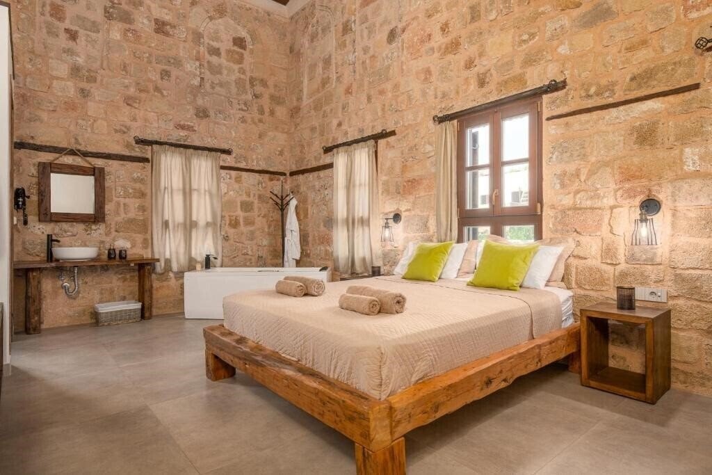 Фото Ancient Knights Luxury Suites 3*